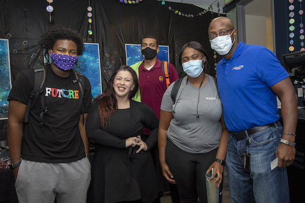 Katie and several other students pose with Dantrayl Smith for a picture